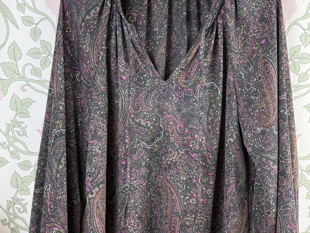 Evereve Green and Pink Paisley Print V-Neck Blouse - Size -Medium - Picture 6 of 6
